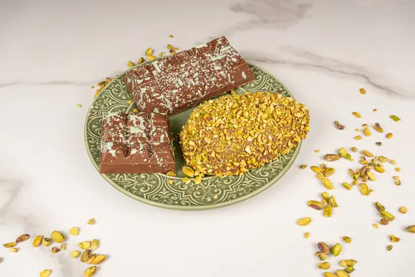 Fıstıklı ve çikolatalı Paskalya yumurtası..