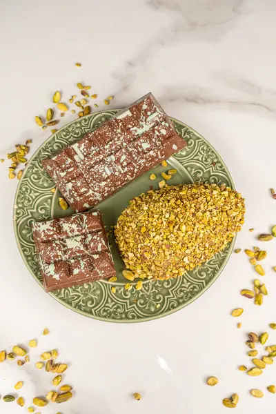 Fıstık ezmeli ve çikolatalı Paskalya yumurtası..