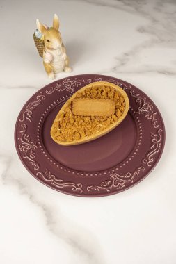 Karamelli çikolatalı Paskalya yumurtası, puf böreği ve Fransız vanilyalı krema..