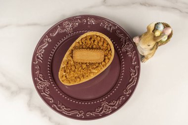 Karamelli çikolatalı Paskalya yumurtası, puf böreği ve Fransız vanilyalı krema..