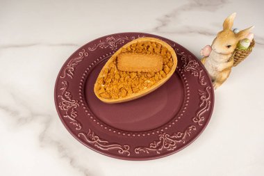 Karamelli çikolatalı Paskalya yumurtası, puf böreği ve Fransız vanilyalı krema..