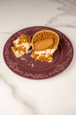 Karamelli çikolatanın Fransız vanilyalı kremasını gösteren Paskalya yumurtası _ dikey.