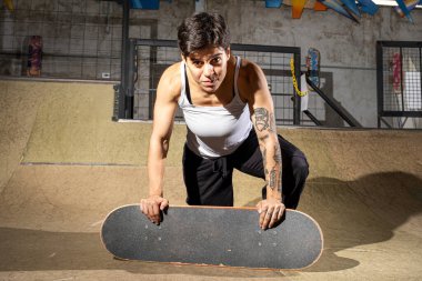 26 yaşında Brezilyalı bir kadın paten kayıyor..