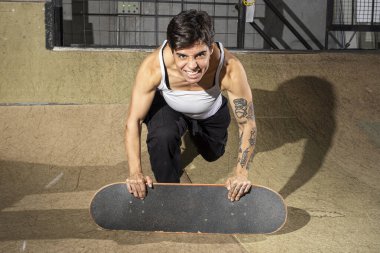 26 yaşındaki Brezilyalı kadın kasede pateniyle egzersiz yapıyor..