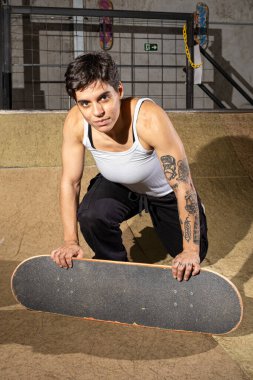 26 yaşındaki Brezilyalı kadın diz çöküp kayıyor..