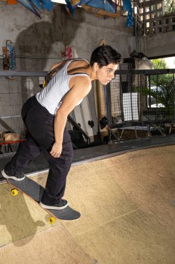 26 yaşındaki Brezilyalı kız paten kayarak haykırıyor..