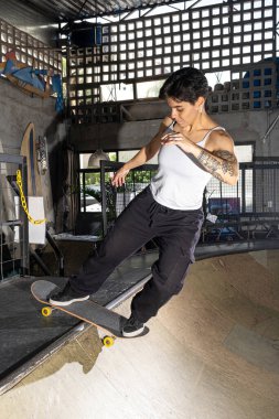 26 yaşındaki Brezilyalı sahte bir taş yapıyor..