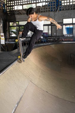 26 yaşındaki Brezilyalı kız kasede elinde patenle Blunt yapıyor..