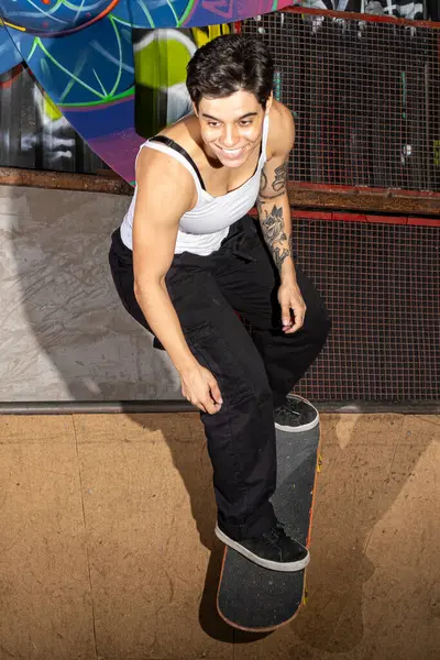 26 yaşında Brezilyalı bir kız, kaykay pistine düşüyor..