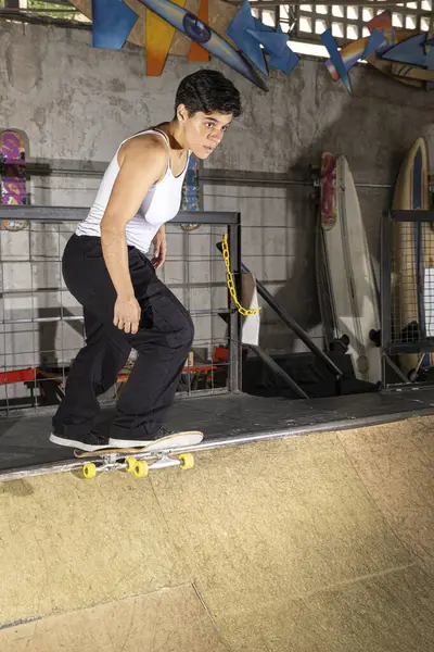 26 yaşında Brezilyalı bir kız, kaykay pistine düşüyor..