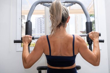 46 yaşında Brezilyalı bir kadın makara makinesinde son sürat çekiyor..