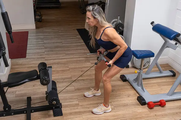 46 yaşındaki Brezilyalı kadın makara makinesinde egzersiz yapıyor..