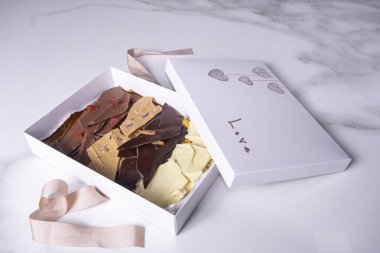 İçinde çikolata parçacıkları olan açık beyaz bir kutu..