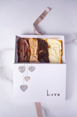 İçinde çeşitli çikolata parçacıkları ve 