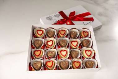 Kapağı açık çeşitli çikolatalar..