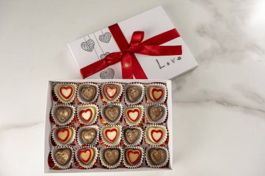 Kapağı açık _ üst görünümü olan çeşitli çikolata kutuları.