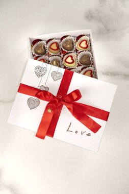 Kırmızı fiyonklu beyaz çikolata kutusu..
