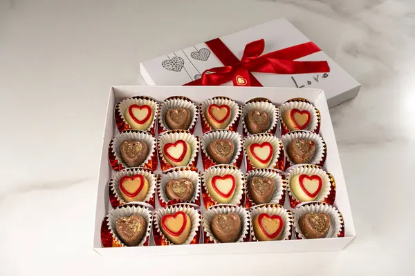 Kapağı açık çeşitli çikolatalar..