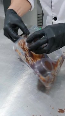 Dairesel çikolata kabuklarını döşeyen küçük bir fabrikanın çalışanı..