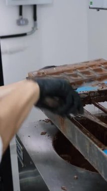 Çikolata küpleri yapan küçük bir fabrikanın çalışanı..