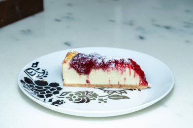 Çilek reçelli güzel bir dilim cheesecake..