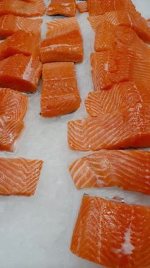 Brezilya 'da bir balıkçıda buzlu somon filetosu..