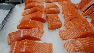 Brezilya 'da bir balıkçıda buzlu somon filetosu..