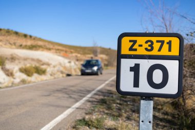 Güneşli bir sonbahar gününde İspanya 'nın kuzeyinde ikinci bir yolda trafik işareti