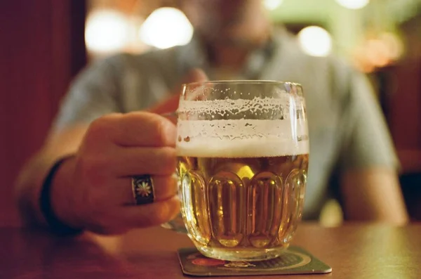Grande Caneca Cerveja Mão Bar — Fotografia de Stock