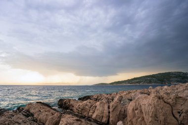 Gök gürültülü fırtına, ufukta fırtına bulutları, denizin üzerinde fırtına bulutları