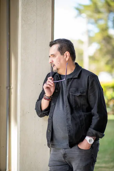 Şehirde olgun, yakışıklı bir adam.