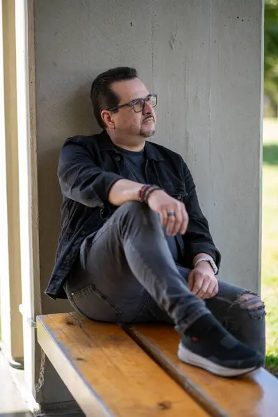 Parkta oturan zarif bir iş adamı.