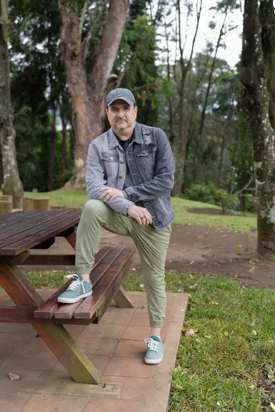 parkta genç adam portresi