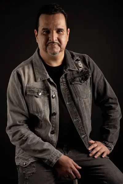 Seçkin yönetici portresi. Siyah saçlı, yaşlı bir erkek.