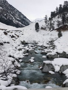Pakistan 'ın kuzey bölgeleri Himalayalar, Karakoram ve Hindu Kush gibi yüksek dağ sıralarına sahip nefes kesici manzaralarıyla ünlüdür. Dünyanın en yüksek zirveleri, K2 dahil, dünyanın en yüksek ikinci dağı.. 
