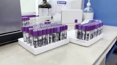 Arka planda kan olan tıbbi şırınga.