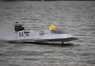 Ben Sallis, 13.07.23 'te Oulton Broad' daki OSY400 antrenmanında sivrisinek gövdesiyle yarışıyor.