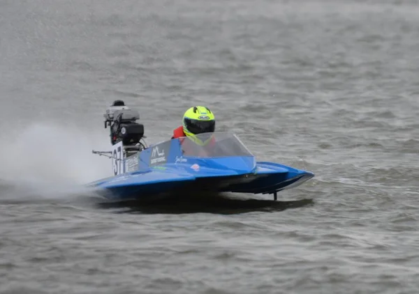 James Bowman, OSY400 Oulton Broad 'da antrenman yapıyor.