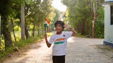 Aile bireyleri olan çocuklar üzerinde Hint bayrağı logosu olan tişörtler tasarlıyor ve tutuyor, arka planda yeşillikle birlikte el sallıyor ya da koşuyor, Bağımsızlık ya da Cumhuriyet Günü 'nü kutluyorlar.