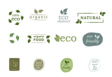 Elle çizilmiş ekolojik logolar ve organik gıda amblemleri, doğal ürünler, reklam rozetleri koleksiyonu, organik ürün tanıtımı, sağlıklı yaşam tarzı. beyaz arkaplanda izole