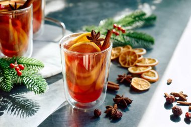 Noel şarabı aromatik baharatlar ve narenciye meyveleriyle. Geleneksel Noel şenlik içeceği portakal, tarçın, kakule ve anason ile.