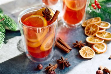 Noel şarabı aromatik baharatlar ve narenciye meyveleriyle. Geleneksel Noel şenlik içeceği portakal, tarçın, kakule ve anason ile.