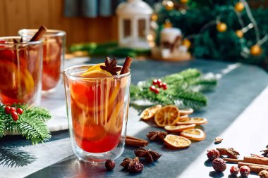 Noel şarabı aromatik baharatlar ve narenciye meyveleriyle. Geleneksel Noel şenlik içeceği portakal, tarçın, kakule ve anason ile.