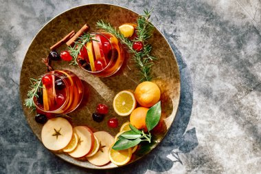 Sıcak şarap ya da aromatik baharatlı Noel sangriası, elma, kiraz ve narenciye. Geleneksel Noel şenlik içeceği portakal, meyve, tarçın, kakule ve anason ile.