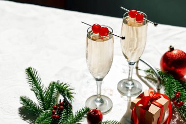 Kirazla süslenmiş köpüklü şaraplı Noel kokteyli. Kış Xmas 'ı ve yeni yıl tatilini şampanya içerek.