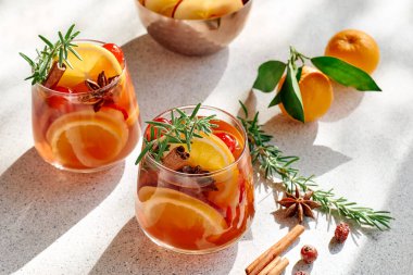 Sıcak şarap ya da aromatik baharatlı Noel sangriası, elma, kiraz ve narenciye. Geleneksel Noel şenlik içeceği portakal, meyve, tarçın, kakule ve anason ile.