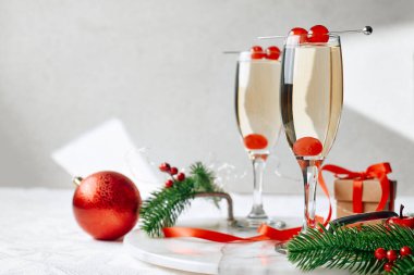 Kirazla süslenmiş köpüklü şaraplı Noel kokteyli. Kış Xmas 'ı ve yeni yıl tatilini şampanya içerek.