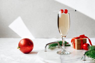 Kirazla süslenmiş köpüklü şaraplı Noel kokteyli. Kış Xmas 'ı ve yeni yıl tatilini şampanya içerek.
