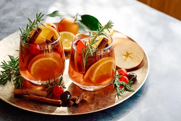 Sıcak şarap ya da aromatik baharatlı Noel sangriası, elma, kiraz ve narenciye. Geleneksel Noel şenlik içeceği portakal, meyve, tarçın, kakule ve anason ile.