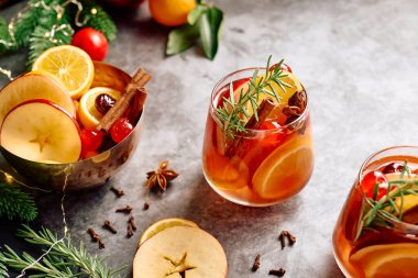 Sıcak şarap ya da aromatik baharatlı Noel sangriası, elma, kiraz ve narenciye. Geleneksel Noel şenlik içeceği portakal, meyve, tarçın, kakule ve anason ile.